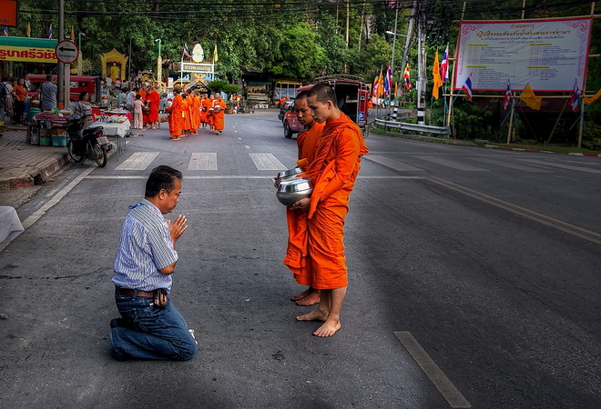 Nakarmić tajlandzkiego mnicha.