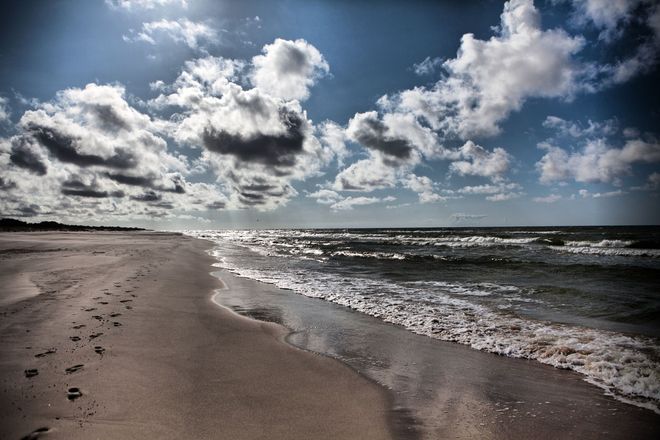 łebska plaża p&oacute;źnym popołudniem