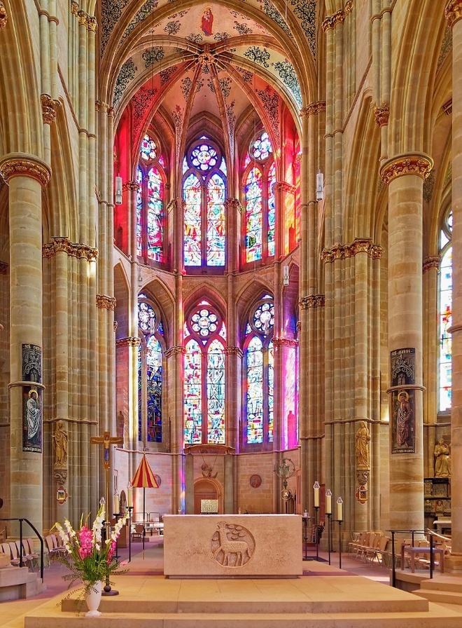 ołtarz w gotyckiej Bazylice Św. Marii