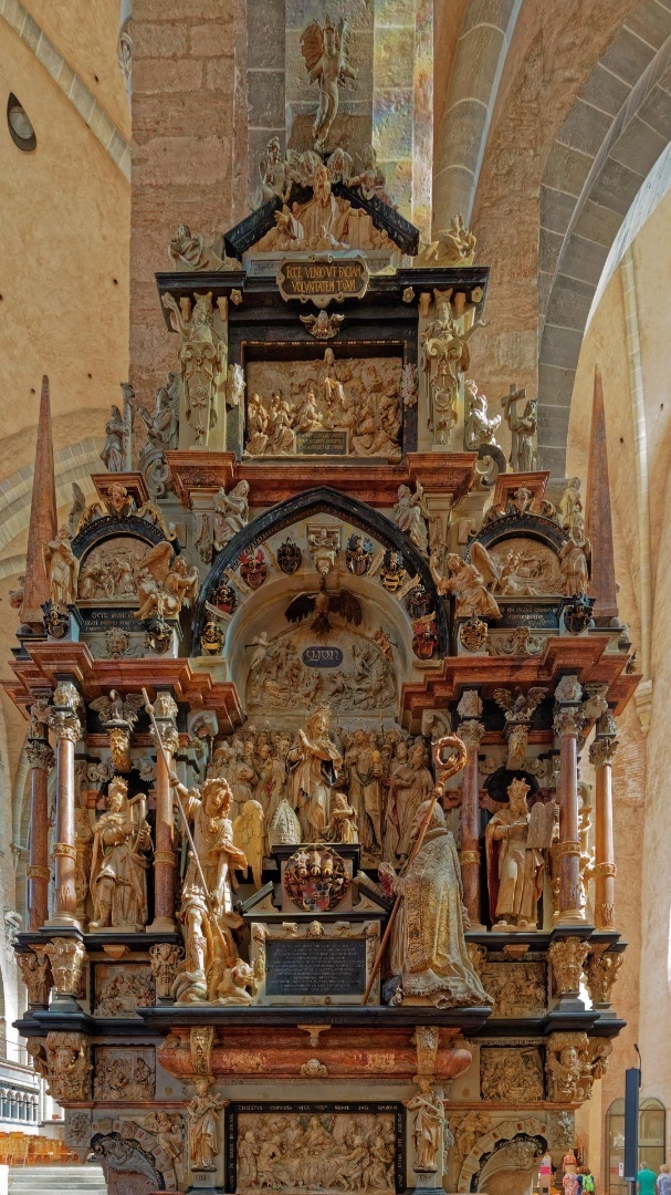 przykładowe płaskorzeźby na kolumnach rozdzielających nawy Katedry Św. Piotra