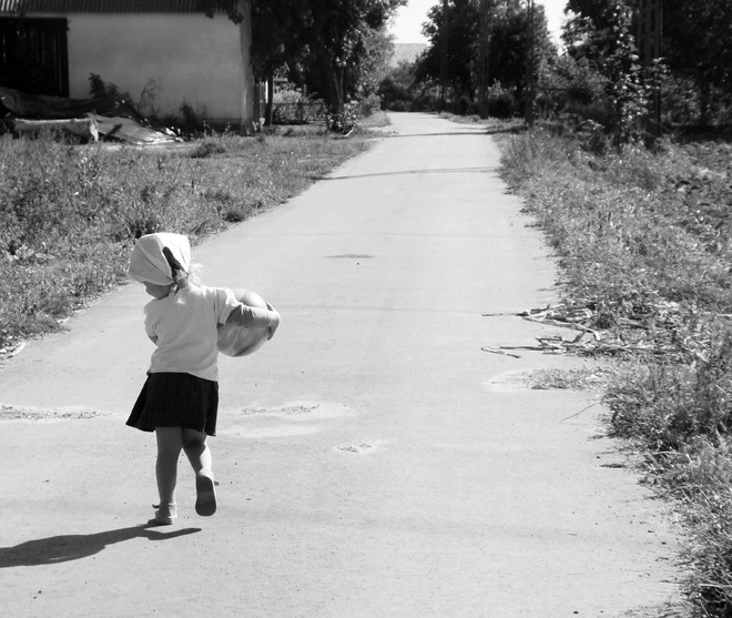 biegnące dziecko na wsi