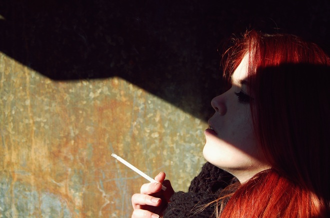 dziewczyna z papierosem