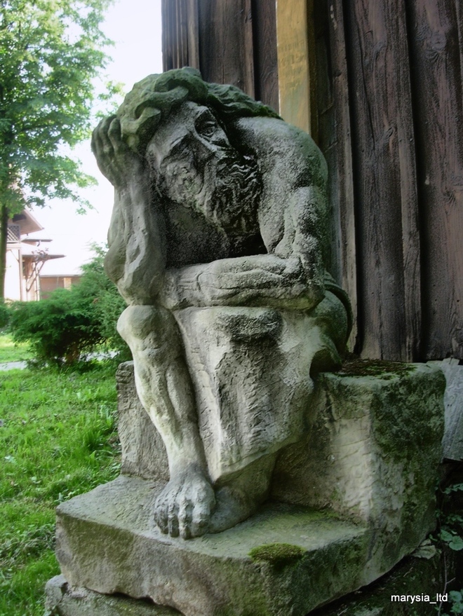 Rzeźba Chrystusa Frasobliwego  w Krzeczowicach