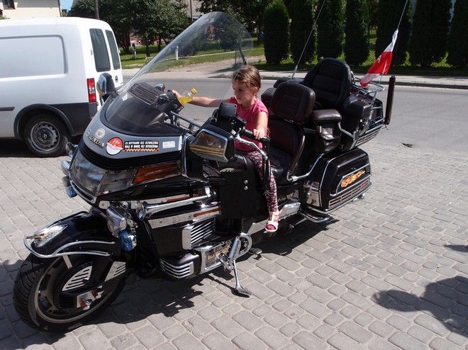 Dziewczynka i motorynka
