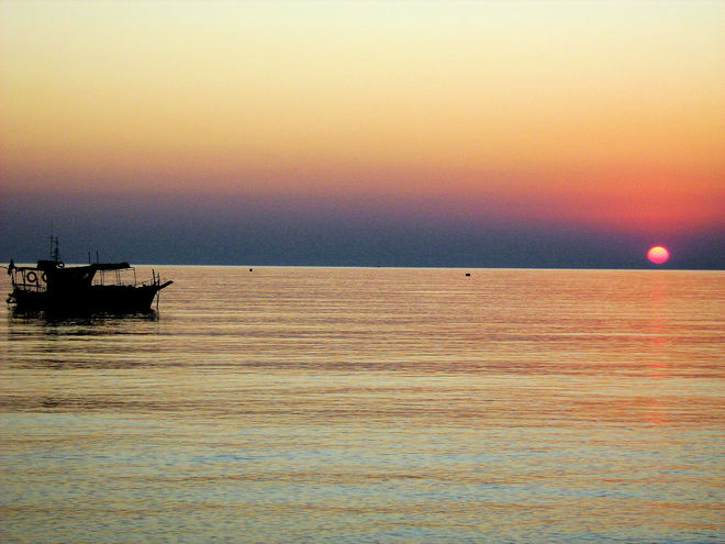 Wsch&oacute;d słońca na morzu