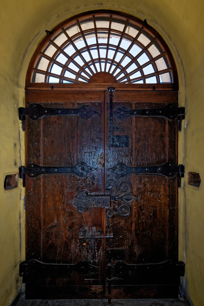 drzwi wrocławskiego ratusza widziane od wewnątrz