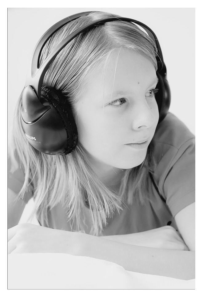 dziewczynka ze słuchawkami