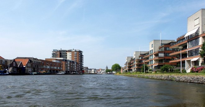 Delft z perspektywy rzeki