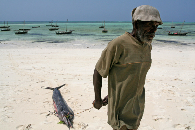Zanzibar, Nungwe, człowiek z rybą