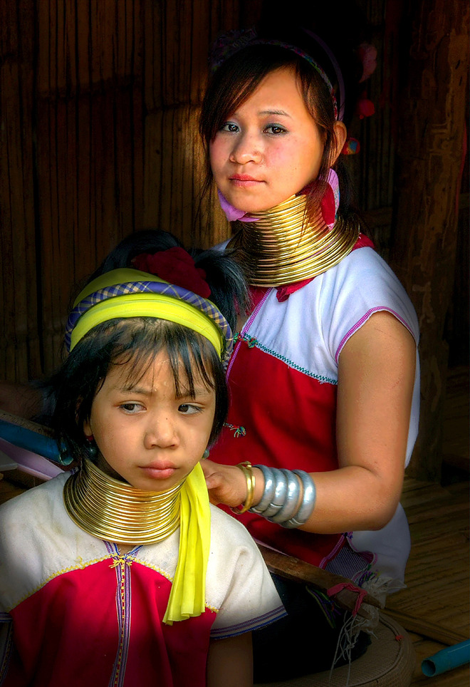 Długie szyje kobiet z plemienia Padaung