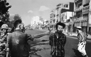 100 najważniejszych zdjęć świata. Eddie Adams, Generał Nguyen Ngoc Loan rozstrzeliwuje więźnia Wietkongu na ulicy Sajgonu