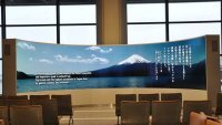Mitsubishi zainstalowało na japońskim lotnisku 10-metrowy ekran OLED