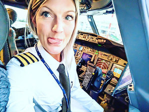 Autoportrety i joga - zdjęcia kobiety pilota biją rekordy popularności