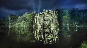 Portrety na drzewach amazońskiej dżungli - zjawiskowa instalacja świetlna Philippe Echaroux 