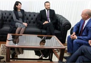 Photoshop zakrywa kolana minister - katastrofalna wpadka retuszera