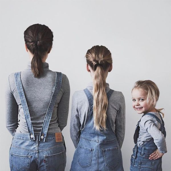 Jaka matka, takie córki – świetny pomysł na rodzinne zdjęcia angielskiej fotografki