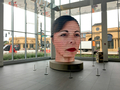 Ponad 4 metrowa rzeźba ukazująca twarze odwiedzających ją gości