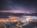 Z głową w chmurach - Jan Sedlacek uchwycił niezwykły obraz kosmosu i miasta ukrytego pod mgłą