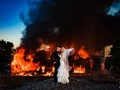 Fotografka ślubna wykorzystała pożar budynków jako tło zdjęć młodej pary 