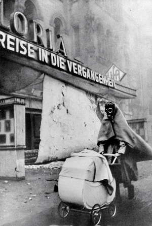 100 najbardziej zaskakujących zdjęć świata: Wolf Strache - Kobieta w masce gazowej