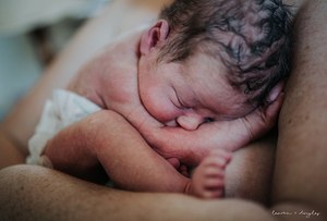 Poród w obiektywie najlepszych fotografów. Zobacz nagrodzone zdjęcia z narodzin