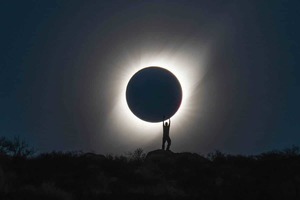 Całkowite zaćmienie słońca z wymuszoną perspektywą na zdjęciach Alberta Drosa