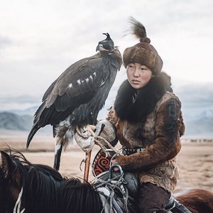 Poznaj dziki i niezwykle romantyczny świat kobiet polujących z orłami