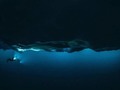 Zdjęcia ukazujące góry lodowe z wyjątkowej, podwodnej perspektywy