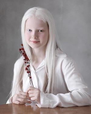 Eteryczne portrety podkreślają wyjątkowe piękno dziewczyny z albinizmem i heterochromią