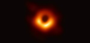 Zobacz zbliżenie na miejsce, gdzie znajduje się słynna czarna dziura