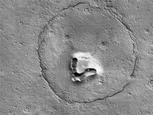 Satelita NASA zrobił zdjęcie „twarzy misia” na powierzchni Marsa