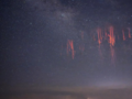 Fotograf uchwycił czerwone duszki na niebie